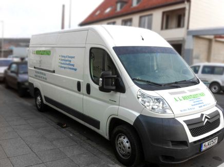 Weißer Transporter mit Schrift von Entrümpelungsunternehmen aus Hannover